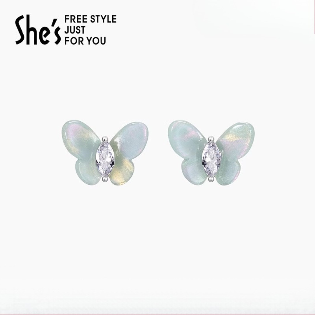 The Fashionable Age Pendant